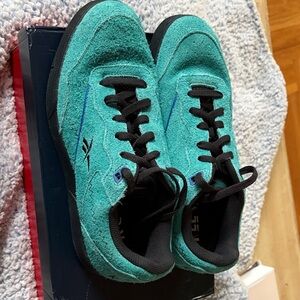 Reebok Unisex BB 4000ii sneakers.